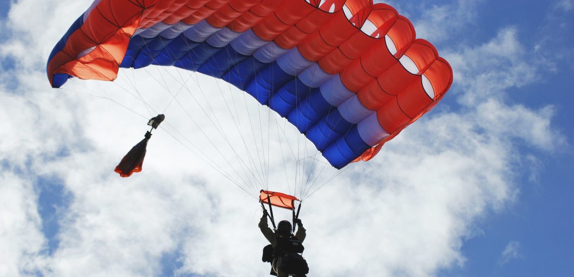 Skoki ze spadochronem w tandemie – idealny początek przygody ze skydivingiem
