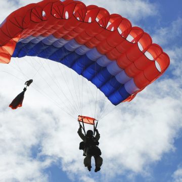 Skoki ze spadochronem w tandemie – idealny początek przygody ze skydivingiem