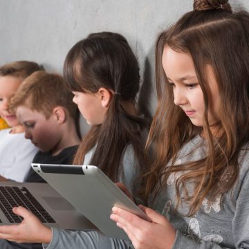 Jak technologia wpływa na rozwój umiejętności dzieci w młodym wieku?
