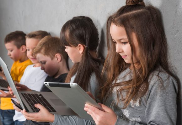 Jak technologia wpływa na rozwój umiejętności dzieci w młodym wieku?