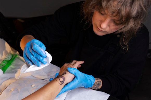Czy tatuaż na bliźnie boli więcej i jak prawidłowo pielęgnować strupki na tatuażu?
