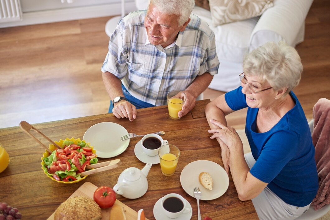 Jak ergonomiczne kubki dla seniorów i osób niepełnosprawnych mogą poprawić samodzielność podczas spożywania posiłków?