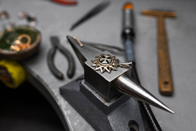 Jak personalizowane grawerowanie na stalowych biżuteriach dodaje unikalności twojemu stylowi?