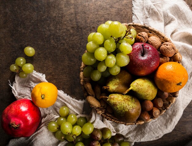 Jak proces produkcji wpływa na smak tradycyjnego wina owocowego?